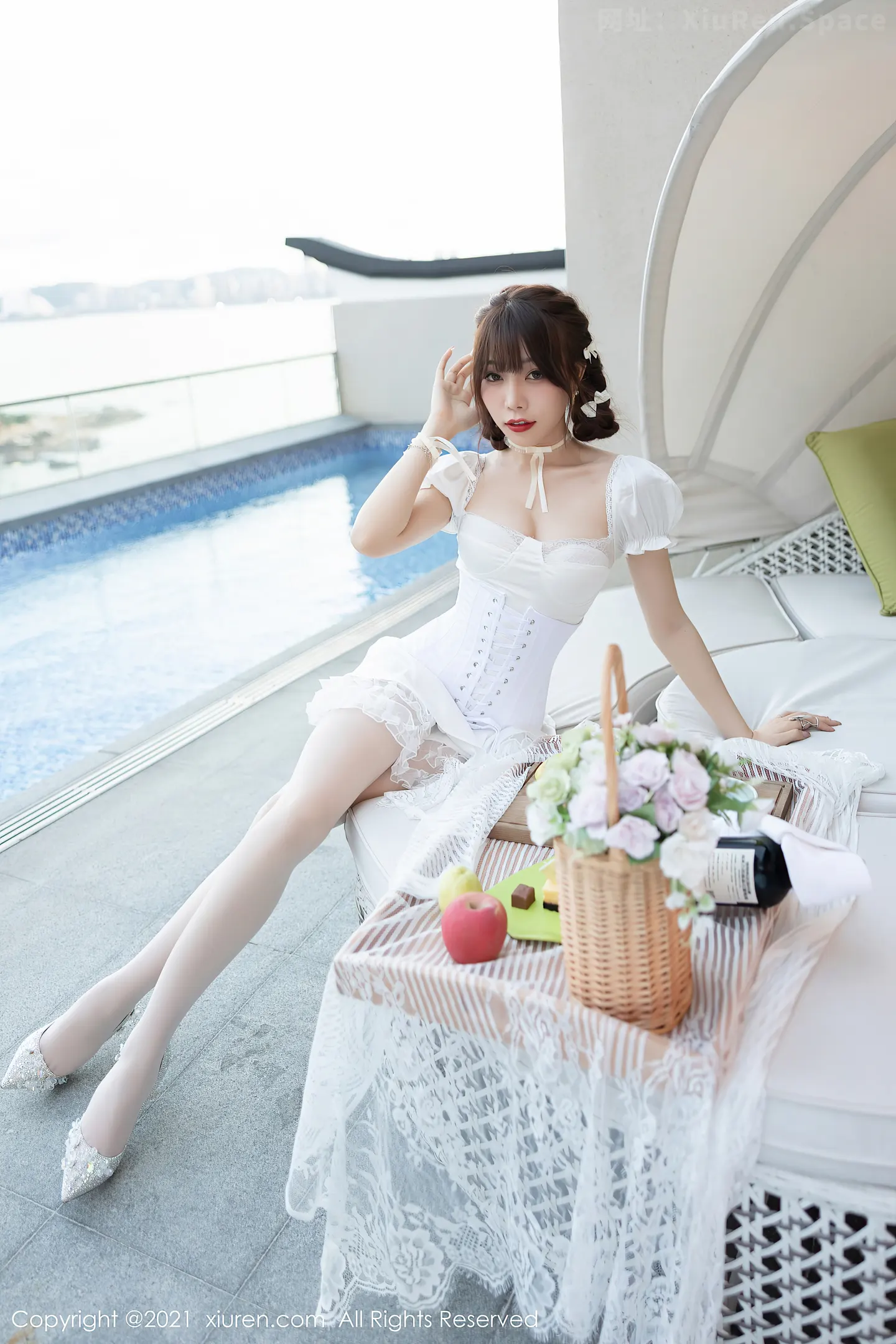 图片[2]-[XiuRen秀人网]VOL.3998 女神芝芝Booty深圳旅拍泳池边白色薄纱服饰配开档肉丝诱惑写真62P-秀人网官方网站